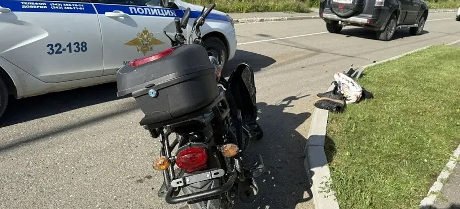 В Волчанске подросток на мопеде въехал в иномарку и травмировался