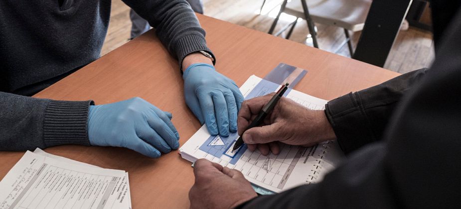 Голосование по Конституции предложили провести на открытом воздухе. И в течение нескольких дней