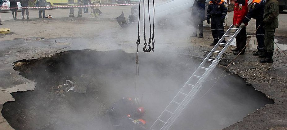 Автомобиль провалился в яму с кипятком в Пензе. Погибли два человека