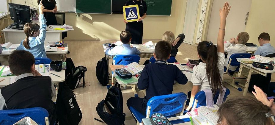 Сотрудники Госавтоинспекции рассказали волчанским школьникам о ПДД