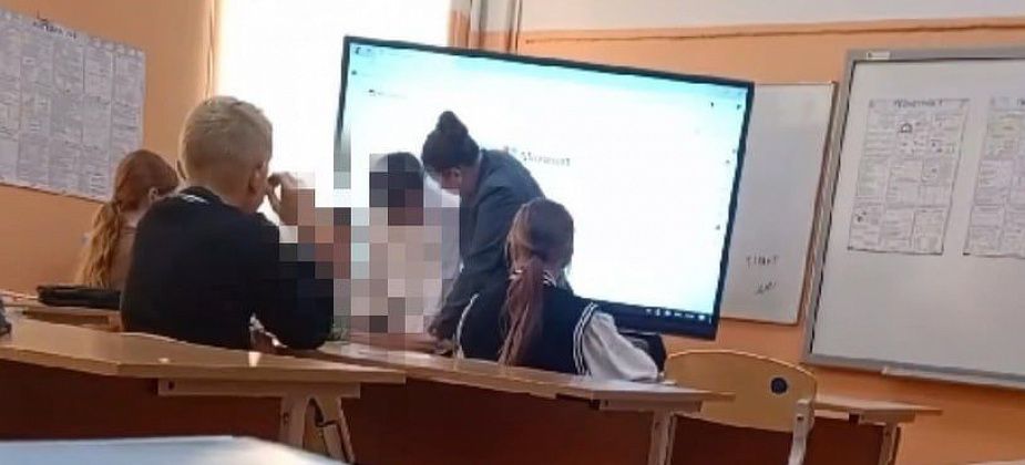 «Ты че улыбаешься, придурок?». В Волчанской школе учитель ударила ученика и это попало на видео