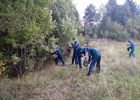 Волчанские пожарные убрали за горожанами мусор на берегу озера «Шестое»