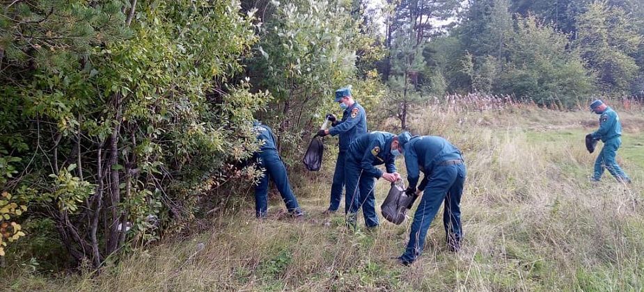 Волчанские пожарные убрали за горожанами мусор на берегу озера «Шестое»