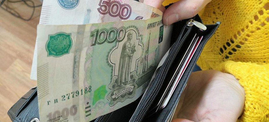 В Свердловской области с 1 апреля повысили зарплату чиновникам