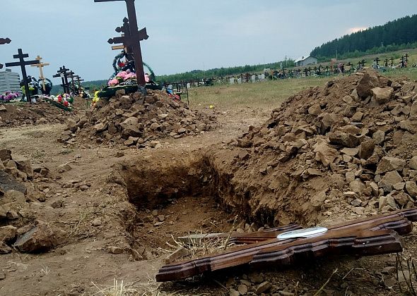Скандал на кладбище: копали приехали на машине "Скорой", семья намерена охранять могилу всю ночь