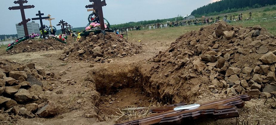 Скандал на кладбище: копали приехали на машине "Скорой", семья намерена охранять могилу всю ночь