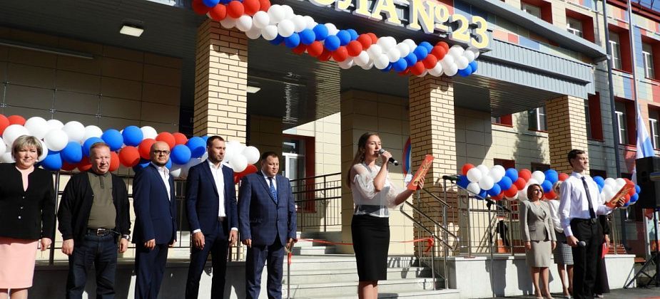 В Волчанске торжественно открыли школу после капремонта стоимостью почти полмиллиарда рублей
