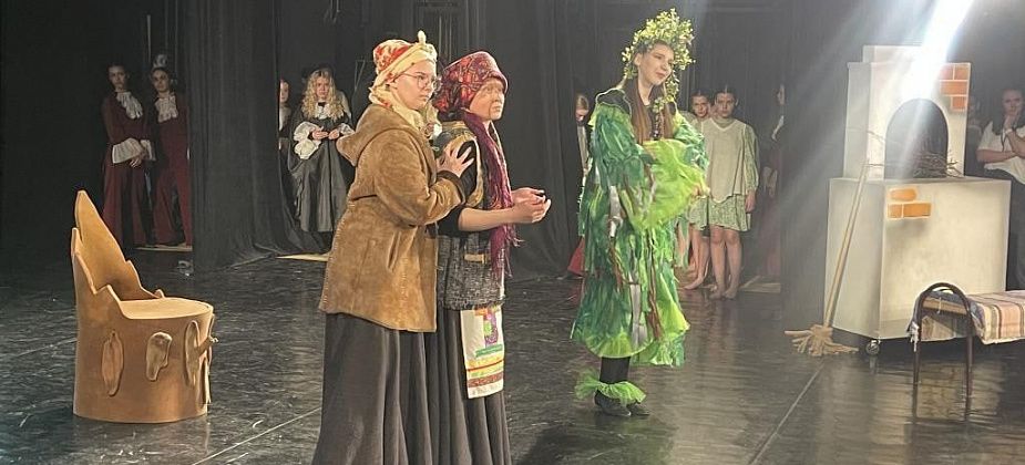 Волчанцы из обеих школ победили в номинациях на региональном фестивале театрального творчества