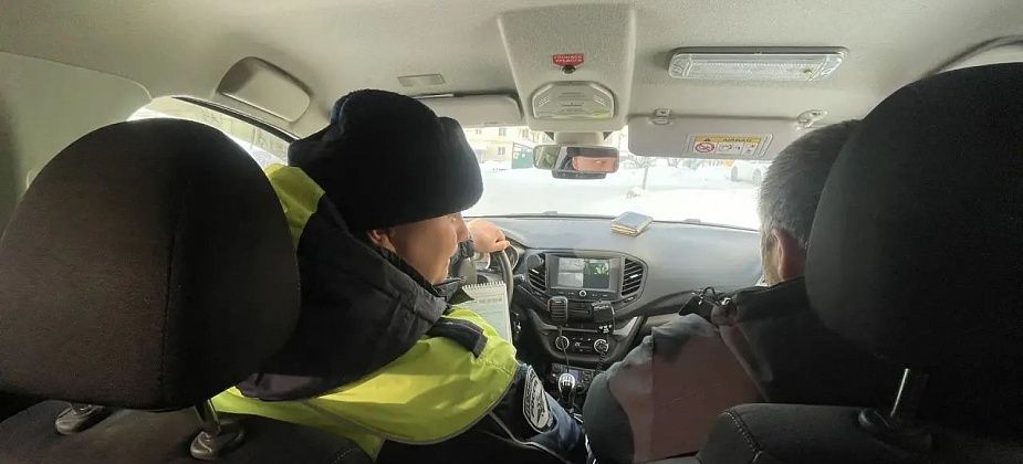 Сотрудники ГАИ проконтролировали, как водители и пешеходы соблюдают ПДД на «зебре»