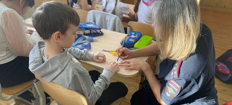 Сотрудники ГАИ научили волчанских детей мастерить светоотражатели для одежды