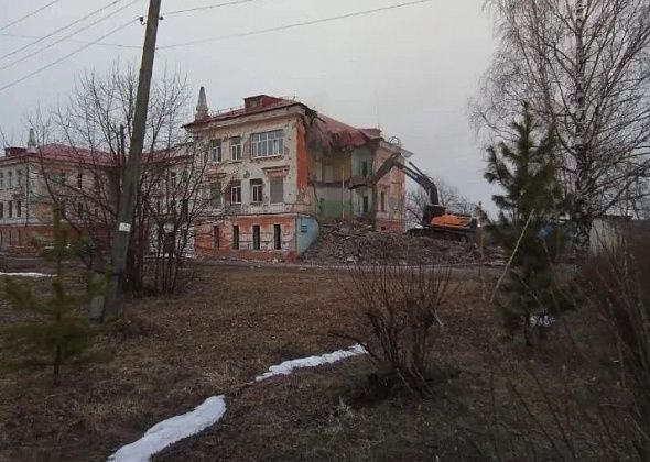 В Волчанске сносят аварийный корпус городской больницы