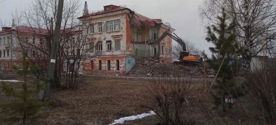 В Волчанске сносят аварийный корпус городской больницы