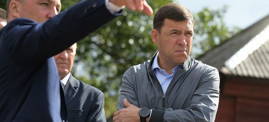 Глава МЧС России обсудил с губернатором тушение пожаров на Урале