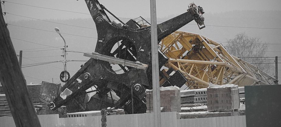 Сегодня в Карпинске хоронят крановщика, пострадавшего при падении башенного крана. Мужчина скончался в больнице