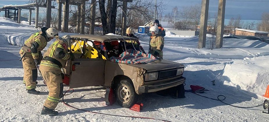 Волчанские пожарные лучше всех в отряде вскрыли автомобиль
