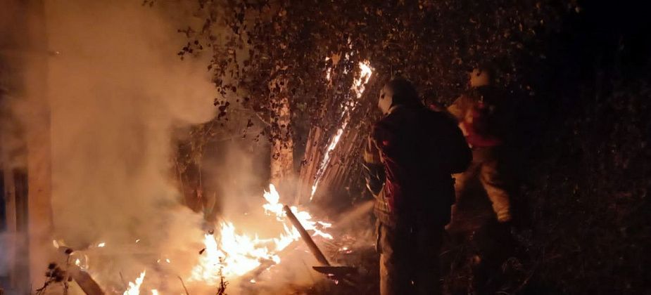 В Волчанске горели деревянный забор и квартира в пятиэтажном доме