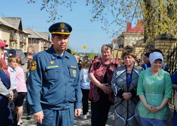 Волчанские пожарные проверили, как быстро эвакуируются ученики школы №23